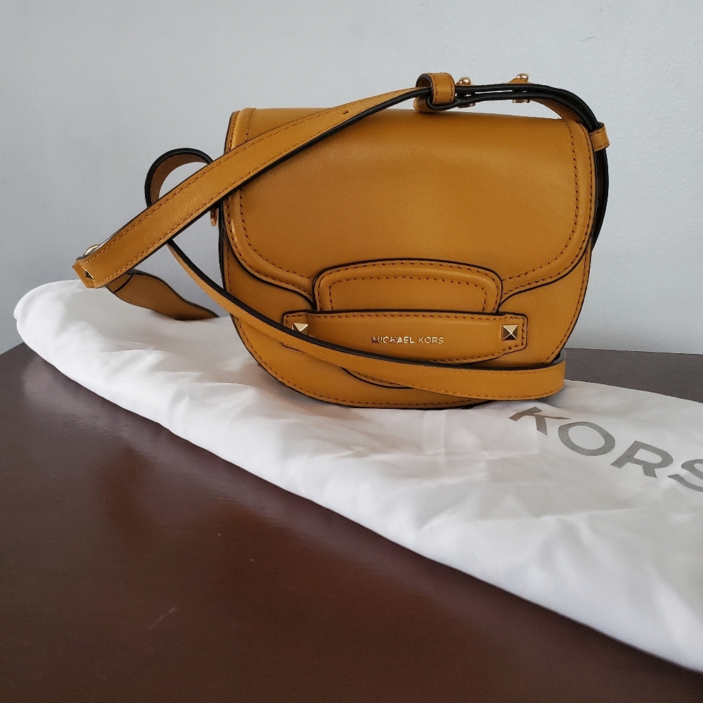 Michael Kors Cary Saddle Crossbody